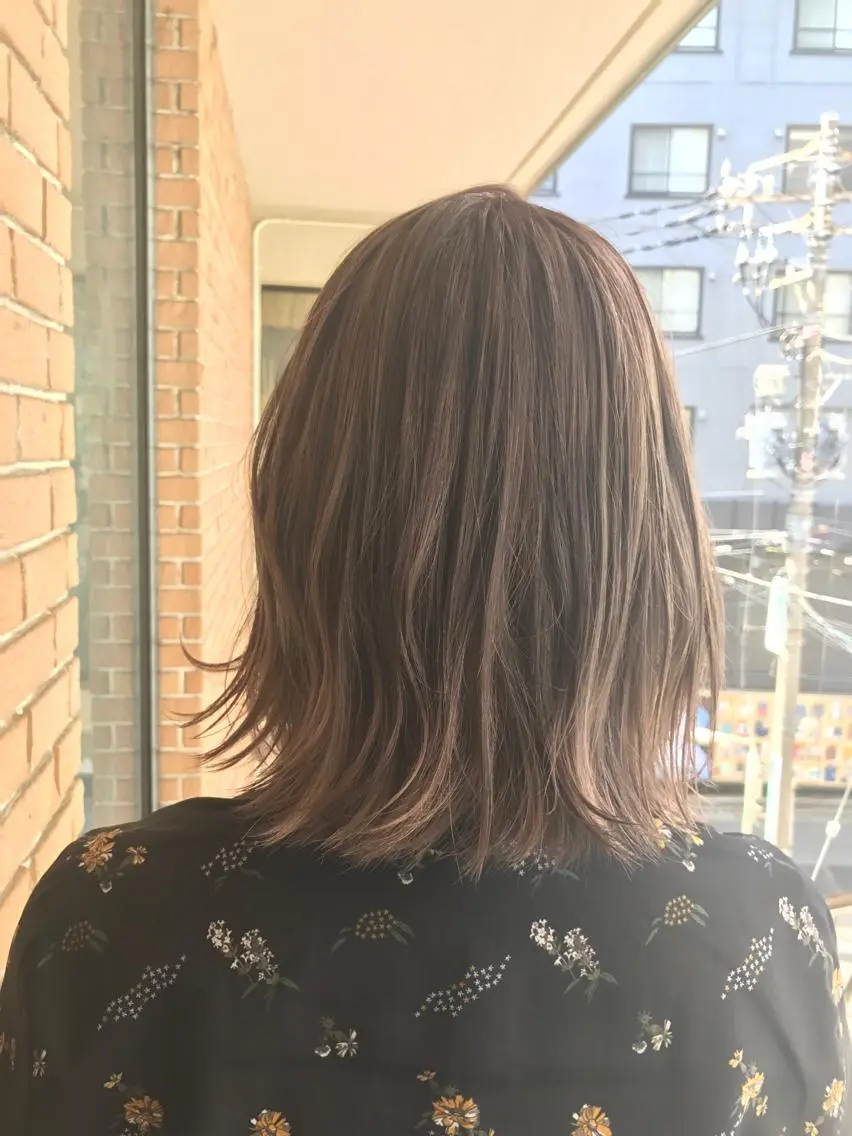 ミディアム カラー パーマ ヘアアレンジ メンズ マツエク・マツパ ベージュカラー イルミナカラー サロンドミルク 原宿のヘアスタイル
