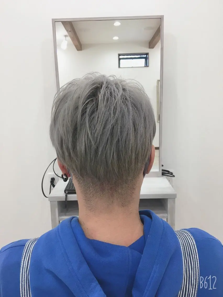 ショート メンズ メンズブリーチ カット ヘアカラー トリートメント 長塚 翔也のヘアスタイル