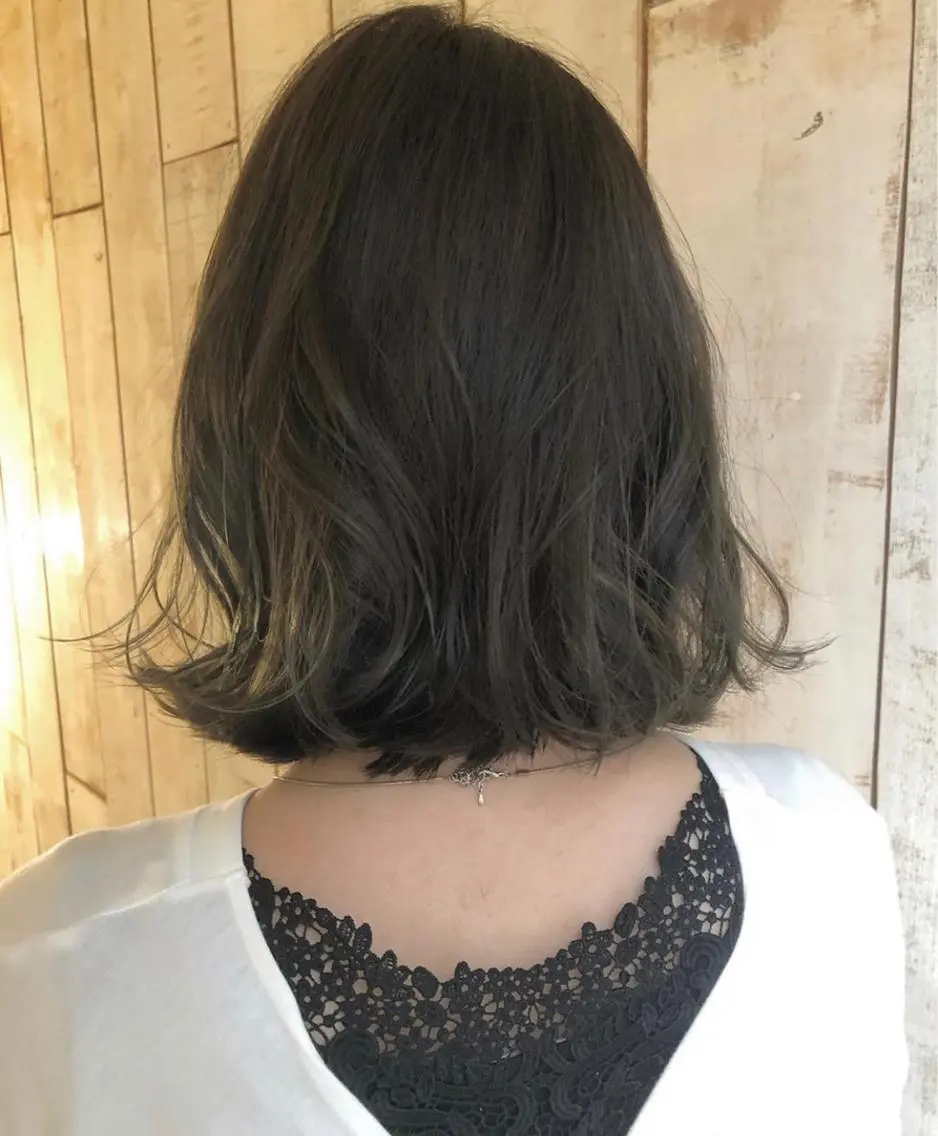 ミディアム 鷺谷 玲奈のヘアスタイル