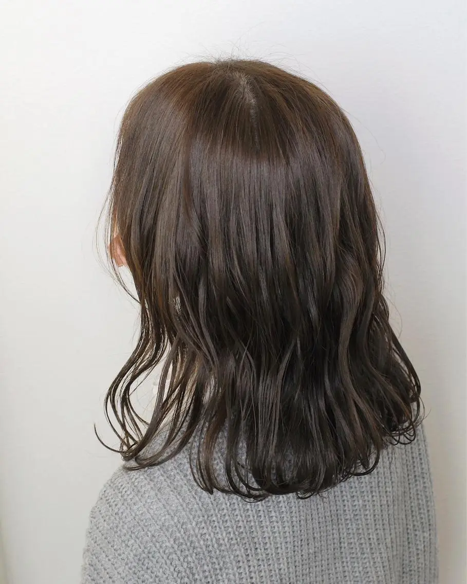 ミディアム カラー グレージュ オリーブグレージュ オリーブグレー カット ヘアカラー 土居 正季のヘアスタイル