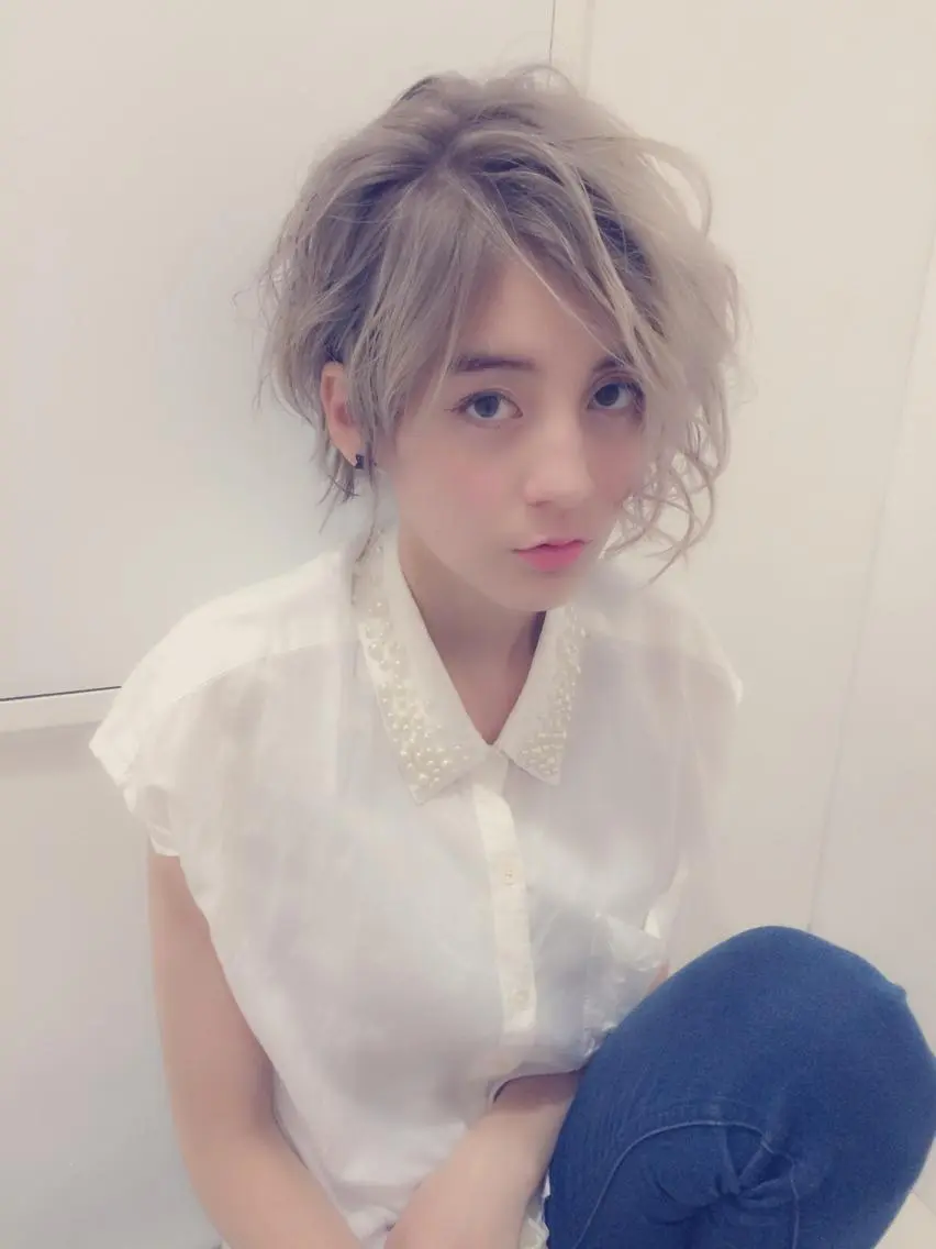 ショート カラー ブリーチ ヘアカラー 江崎 わか子のヘアスタイル