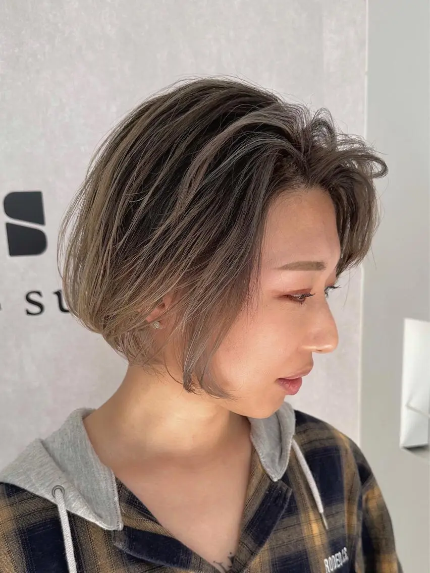 ショート カラー ショートボブ バレイヤージュ ベージュカラー ブリーチ ケアブリーチ ショートのための 曲がる縮毛矯正のヘアスタイル