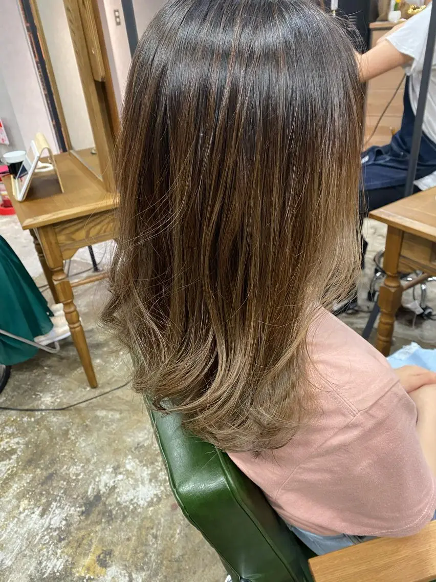 ロング カラー バレイヤージュ ブリーチ レイヤーカット 米林 遼のヘアスタイル