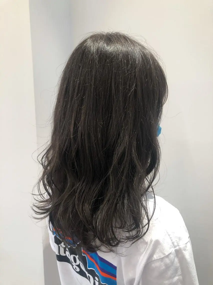 ミディアム カラー オリーブグレー ひろせ かなのヘアスタイル