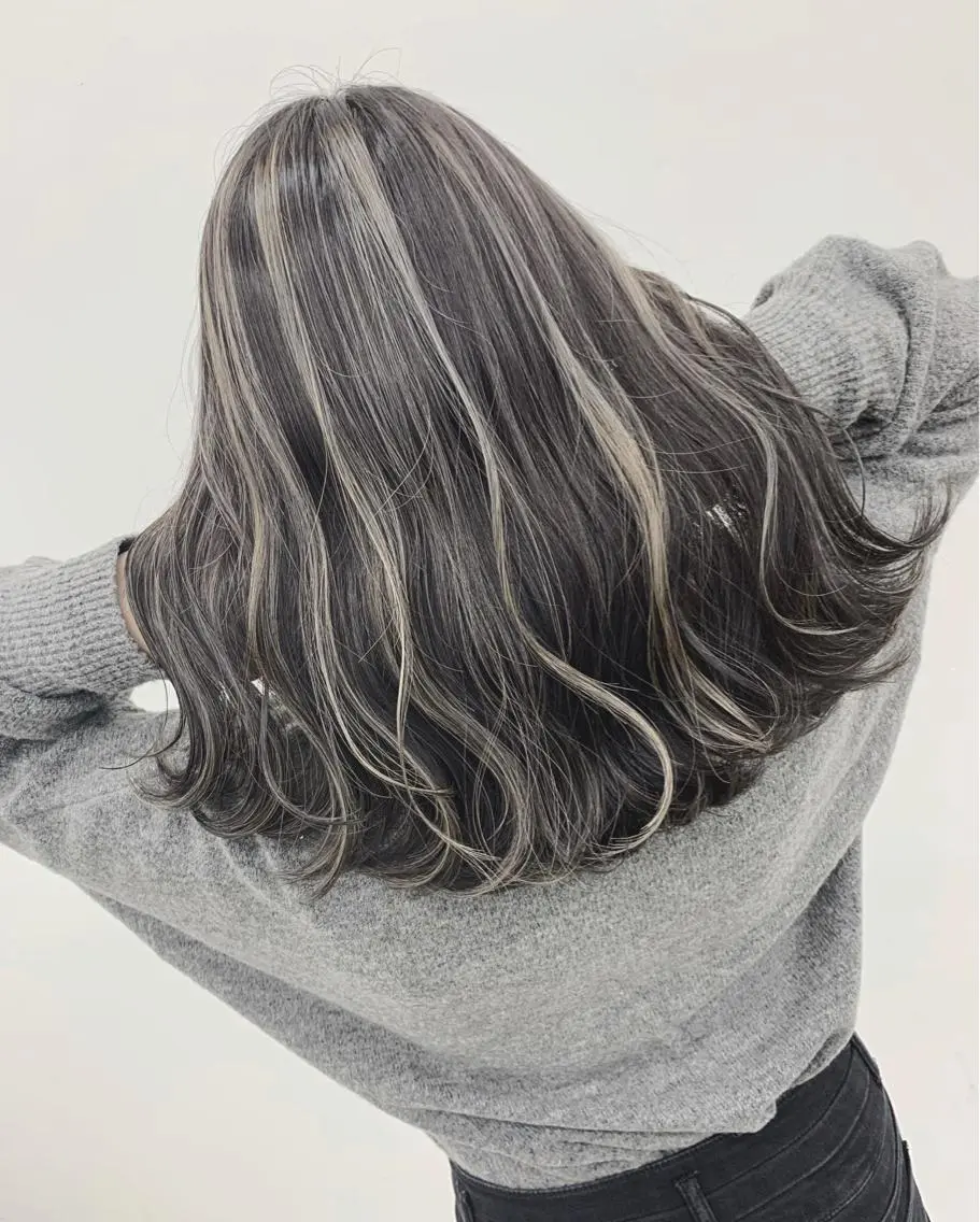 セミロング ハイライト 山田 絵里菜のヘアスタイル
