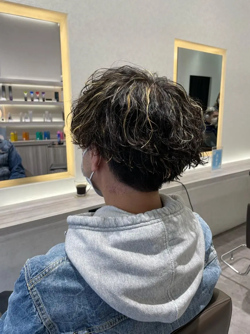 ショート パーマ メンズ メンズブリーチ メンズハイライト メンズメッシュ メンズパーマ メンズツイストパーマ カット ヘアカラー パーマ メンズ特化/今池駅 徒歩1分/岡本一真のヘアスタイル