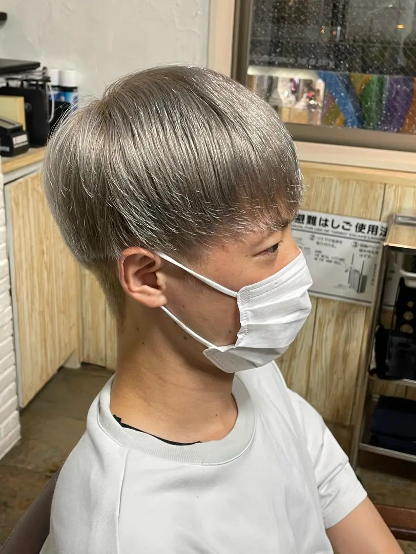 ショート カラー メンズ マッシュ シルバー 榎戸 怜真のヘアスタイル