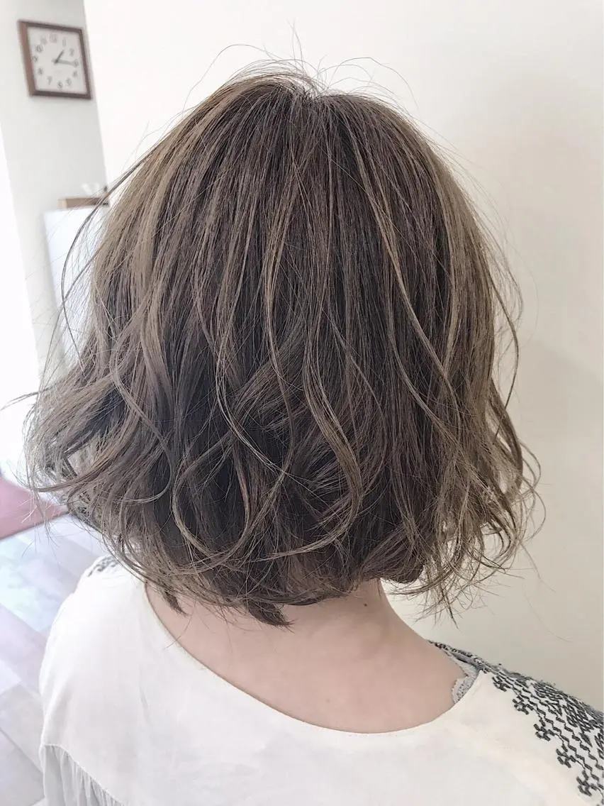 ミディアム アッシュ アッシュグレー アッシュグレージュ ハイライト neolive emのヘアスタイル