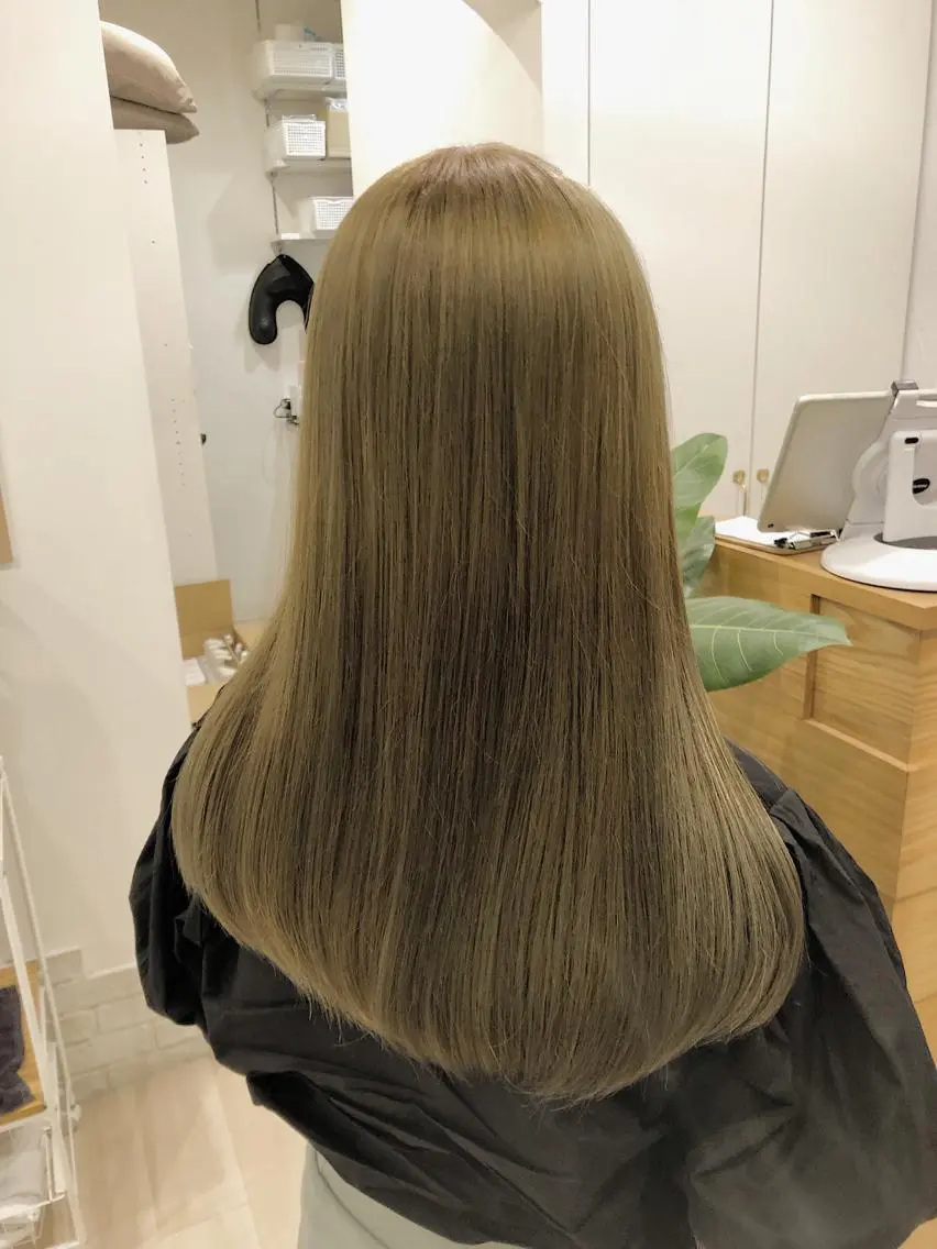 セミロング カラー パーマ ヘアアレンジ ベージュカラー ブリーチ ケアカラー ブリーチなしカラー オリーブベージュ カット ヘアカラー トリートメント 【ツヤ髪美容師】 ツダケイスケのヘアスタイル