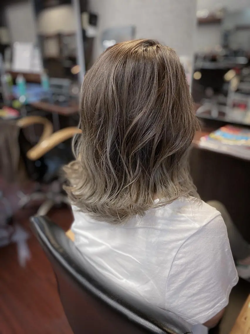 ミディアム カラー ヘアアレンジ バレイヤージュ 外国人風カラー レイヤーカット Luzir⭐︎ GEN⭐︎のヘアスタイル
