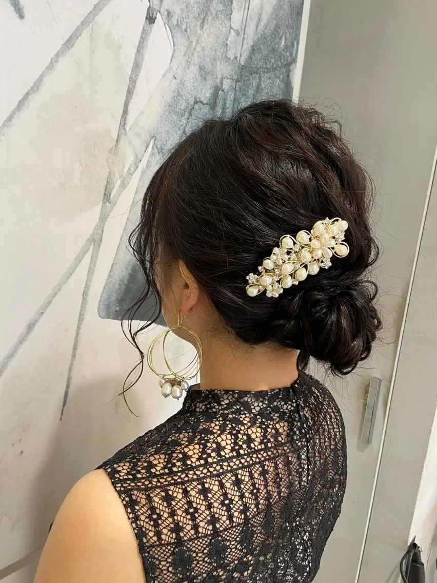 ミディアム ヘアアレンジ 結婚式・ブライダル カジュアルを女っぽく 𝗮𝘆𝗮𝗰𝗼のヘアスタイル