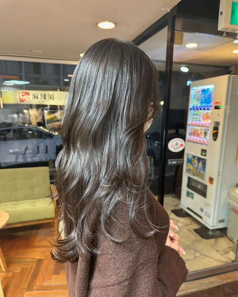 セミロング カラー ベージュカラー ブリーチ ブリーチなしカラー オリーブベージュ レイヤーカット 矢野 晃平のヘアスタイル
