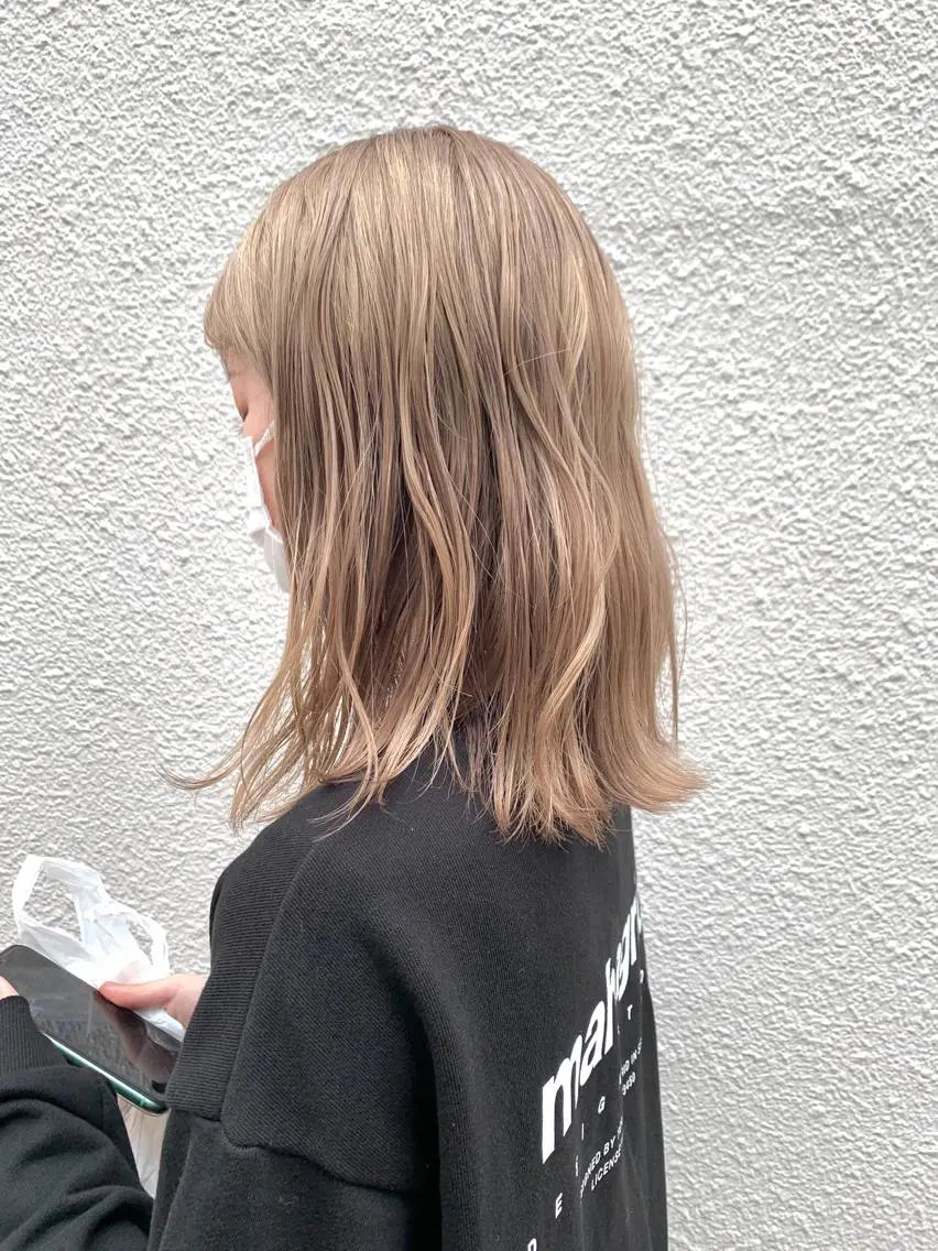 ミディアム カラー ベージュカラー ブリーチ ハイトーンカラー ハイトーンベージュ ヘアカラー トリートメント よしだ とおいのヘアスタイル