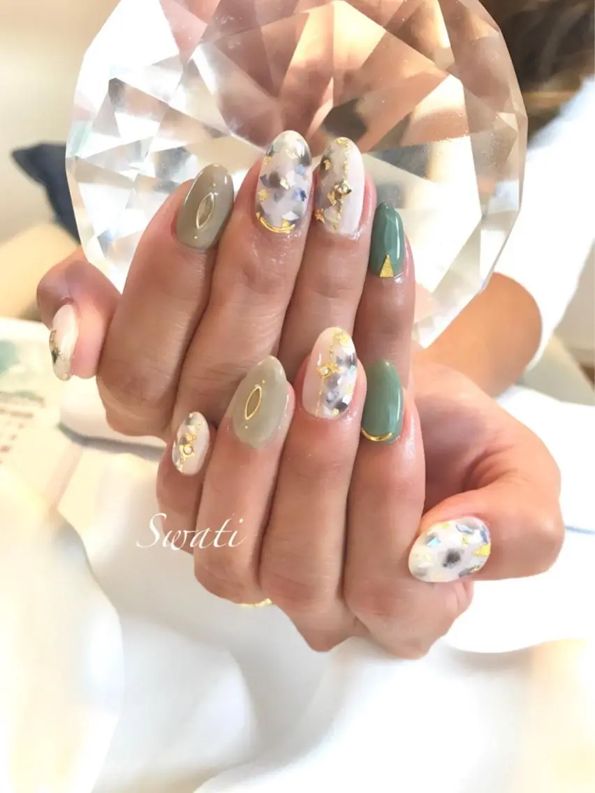 ネイル アートネイル ゴールド グリーン ニュアンスネイル オフィスネイル yuko (ネイリスト)のネイルデザイン