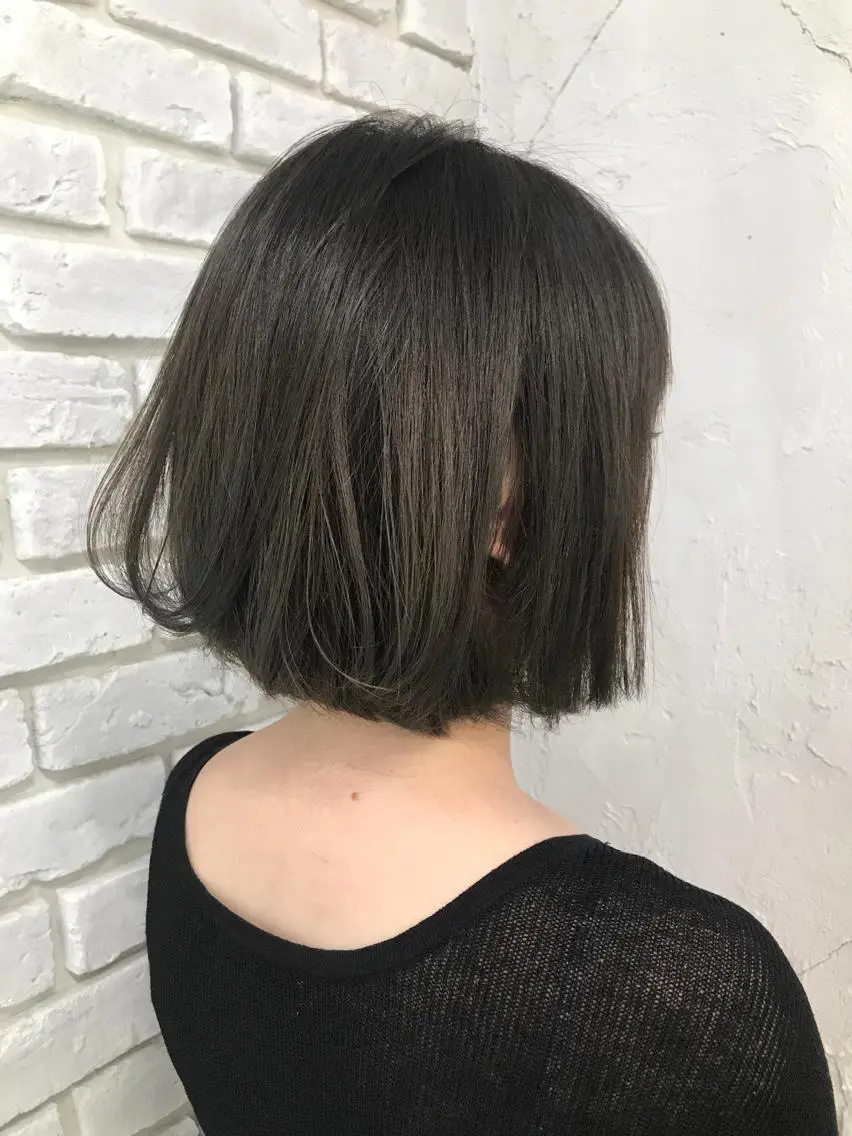 ショート カラー ブリーチ ダークグレー イルミナカラー レイヤーカット🪽 MARINA🦩のヘアスタイル