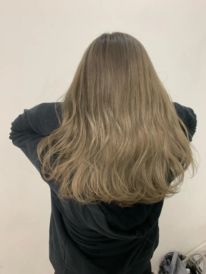 ミディアム カラー レイヤーカット 西村あきやのヘアスタイル