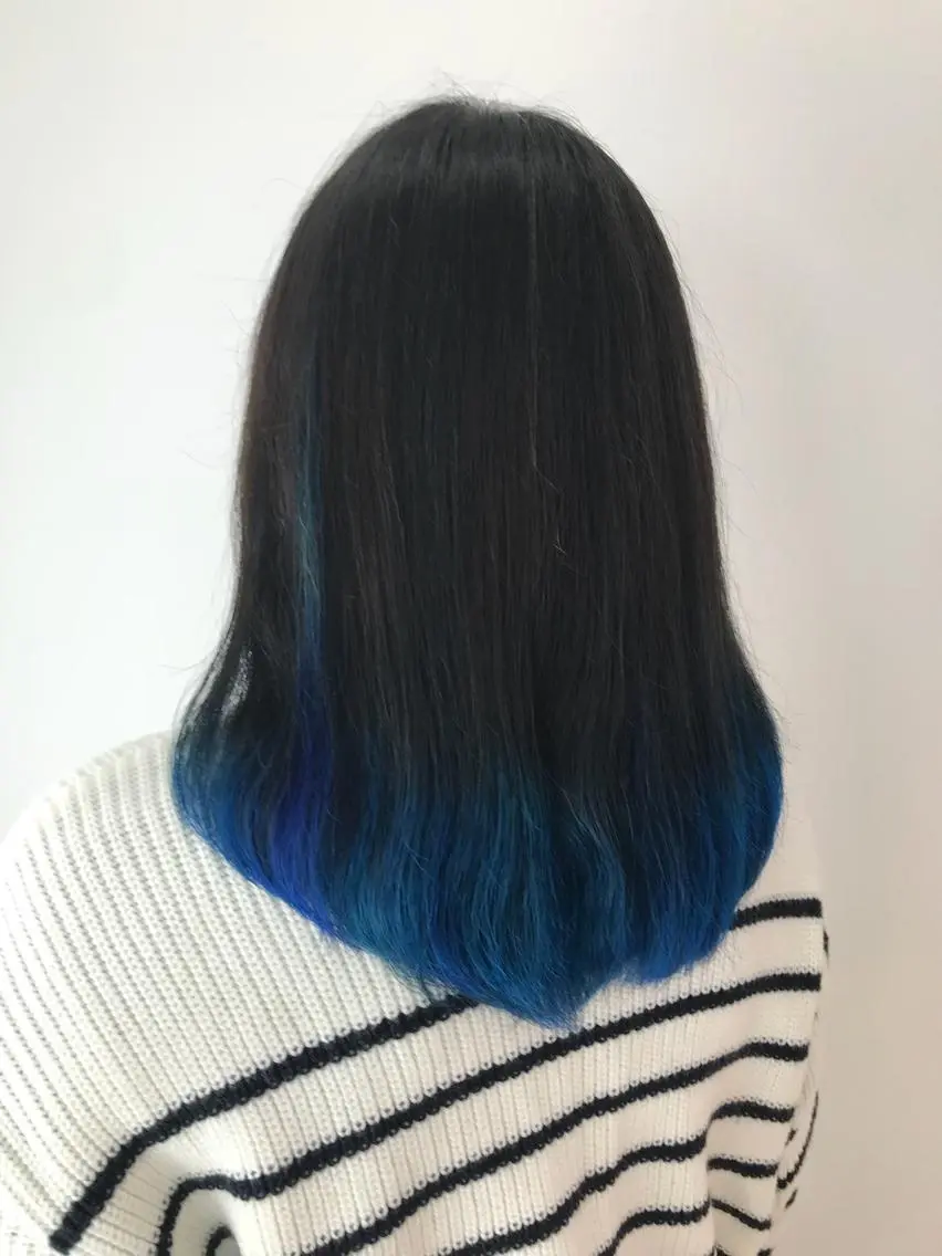 ミディアム カラー ブルーカラー グラデーションカラー ウルフカット レイヤーカット上柿のヘアスタイル