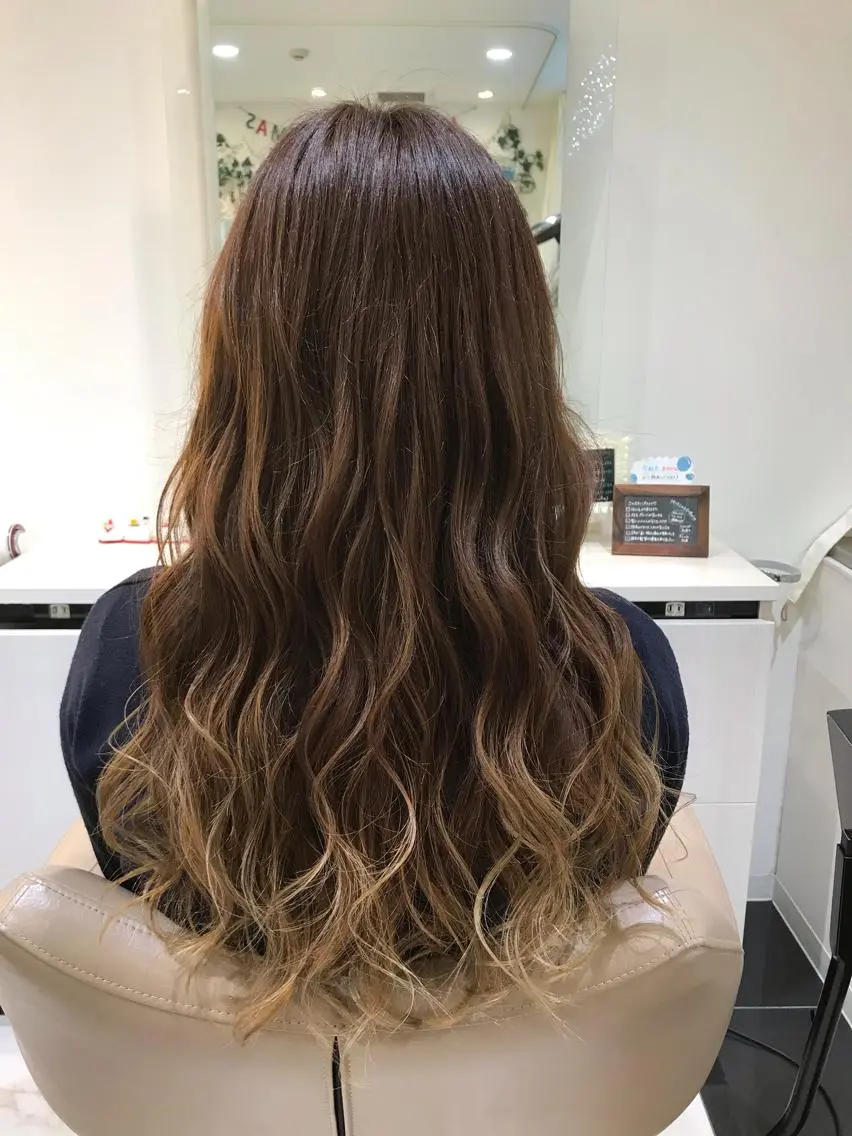 ロング カラー グラデーションカラー グレージュ 清藤綾/脱白髪染め 白髪ぼかしハイライトのヘアスタイル
