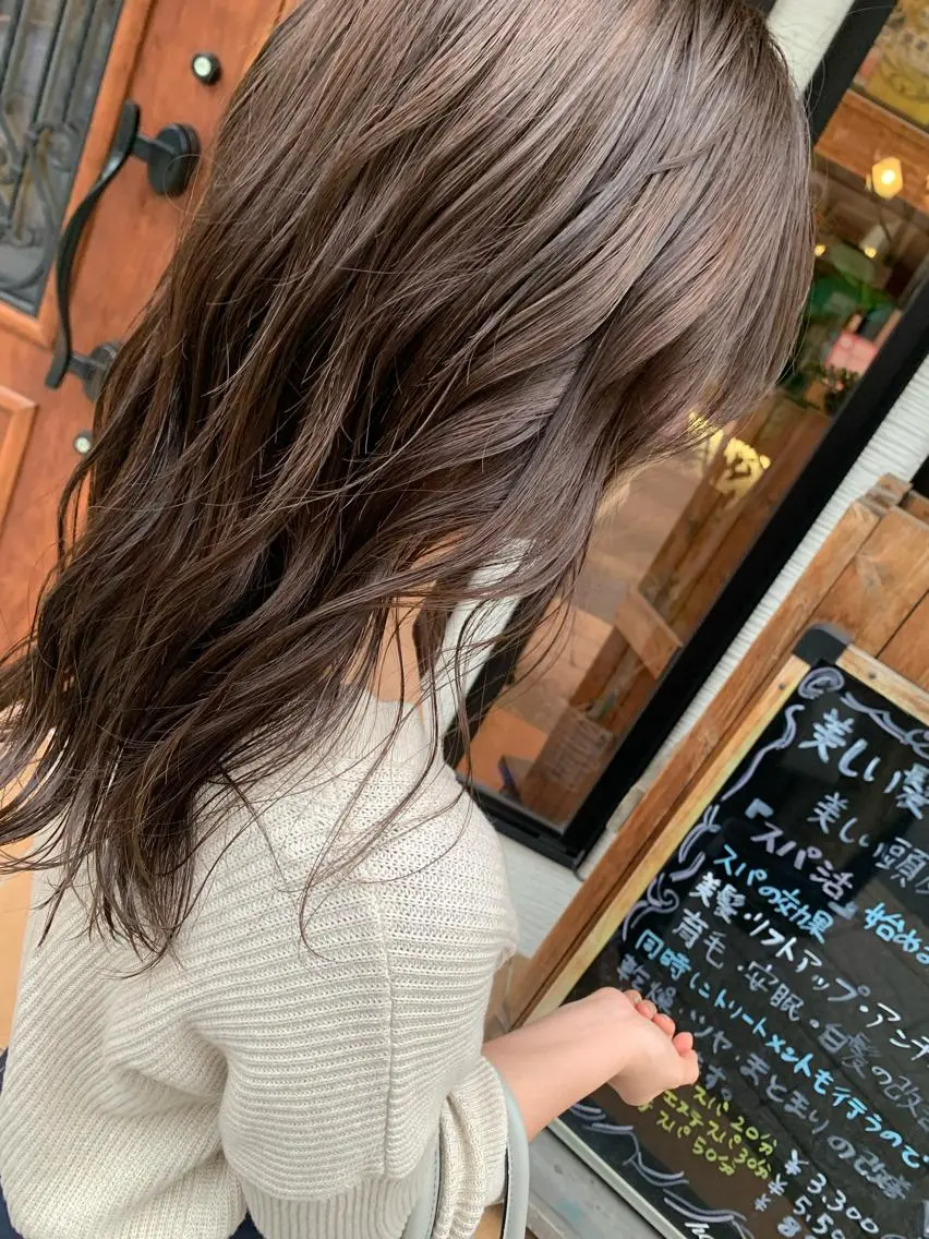 ミディアム カラー グレージュ yoshi （髙橋）のヘアスタイル