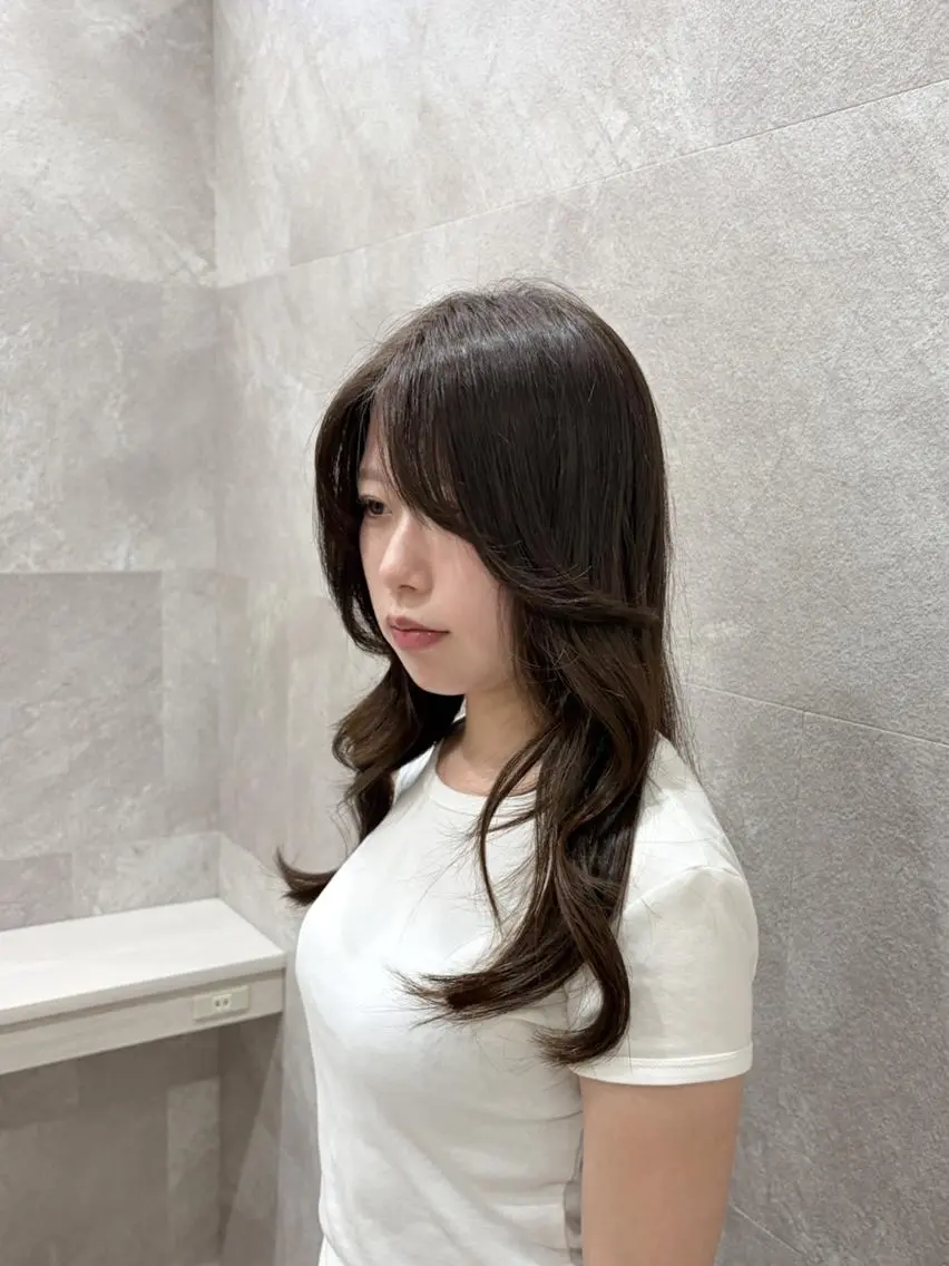 セミロング レイヤーカット 韓国ヘアケアブリーチ 莉奈のヘアスタイル