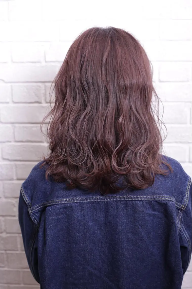 ミディアム 辻出 綾弥のヘアスタイル