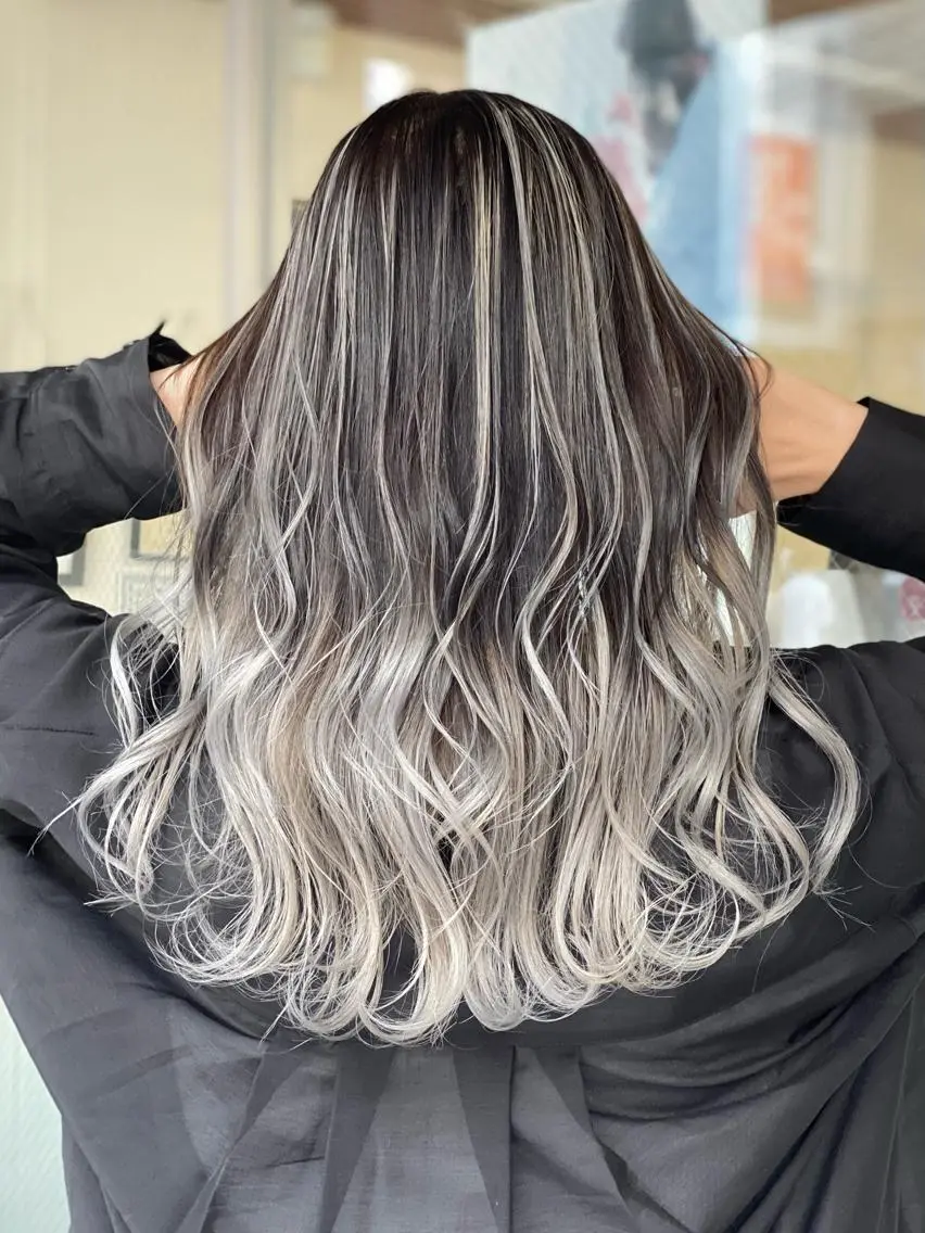 ロング カラー バレイヤージュ レイヤーカット 白髪ぼかし バレイヤージュ志鎌のヘアスタイル