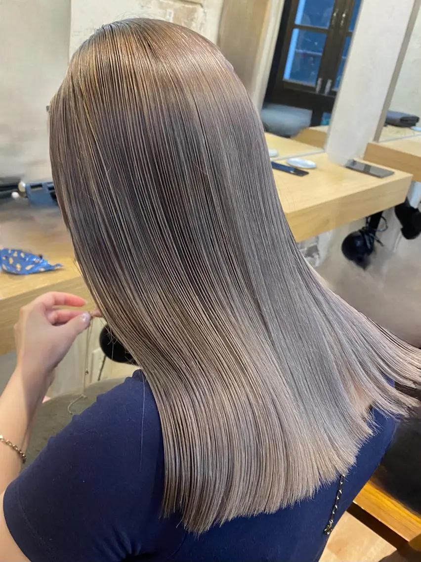 ミディアム カラー グレージュ シルバー シルバーグレージュ マンツーマン 美容師💚コウブチのヘアスタイル