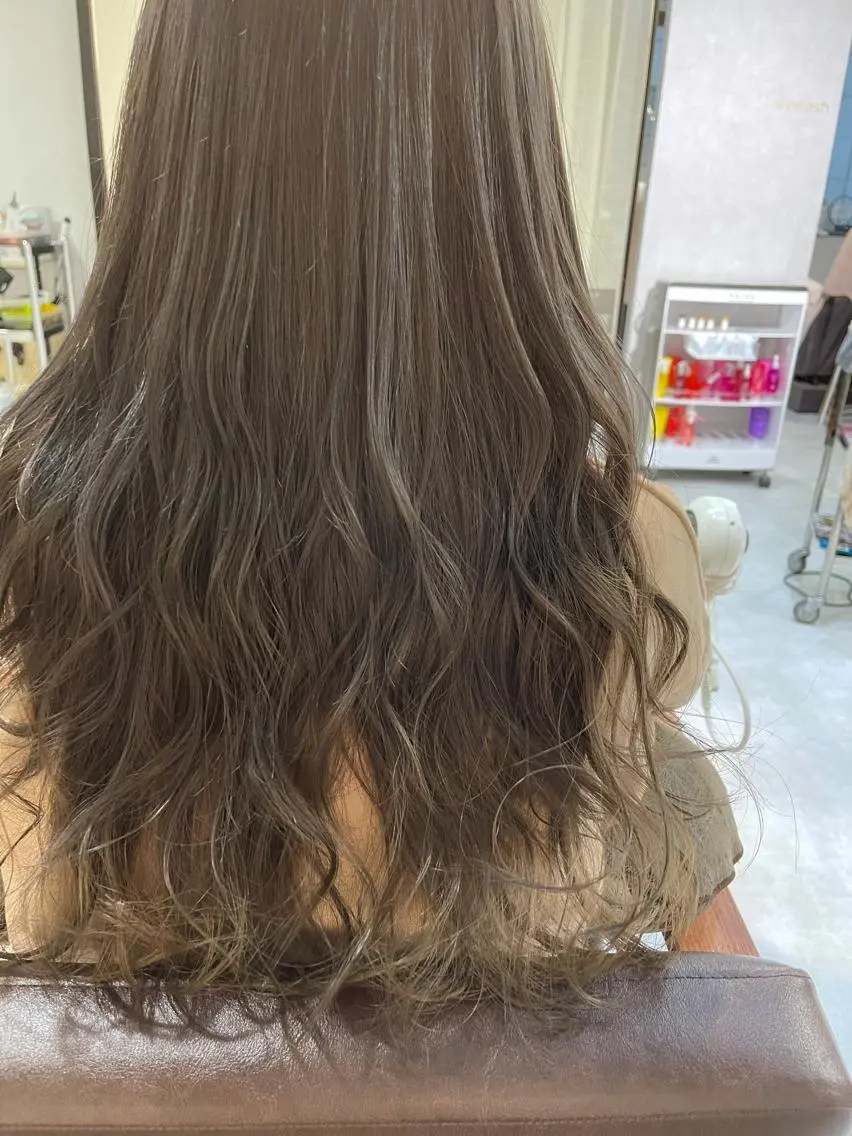 ロング カラー アッシュ アッシュグレー ヘアカラー トリートメント m i k u n aのヘアスタイル