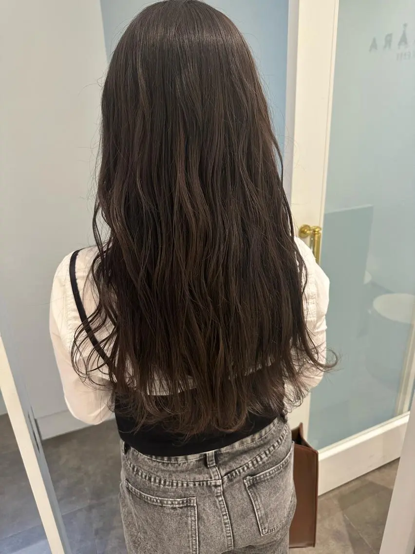 ロング カラー グレージュ . AYUKAのヘアスタイル