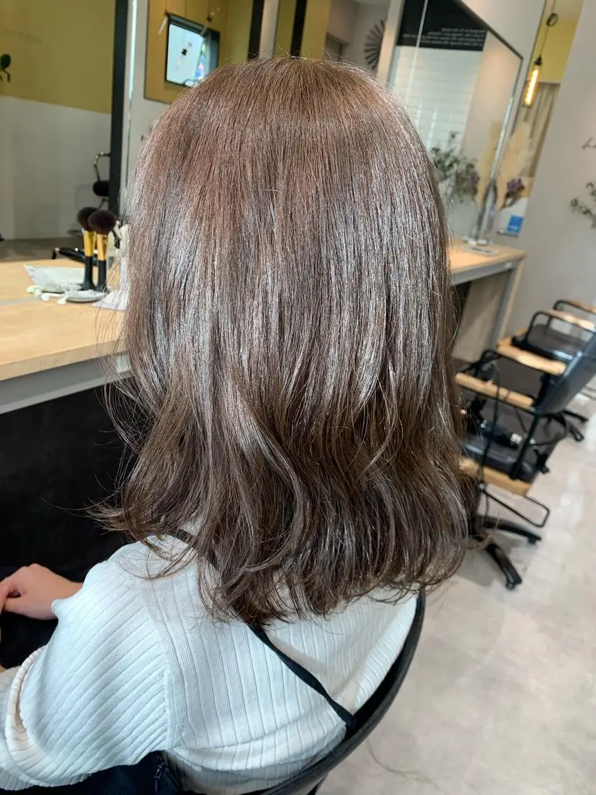 ミディアム カラー ベージュカラー ブリーチ ブリーチなしカラー シルバー シルバーベージュ hubhair レイヤー/透明感のヘアスタイル