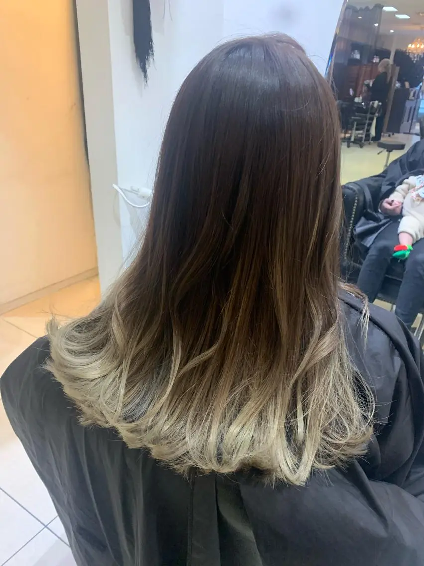 ロング カラー ブリーチ ヘアカラー トリートメント 吉本 yoshimotoのヘアスタイル