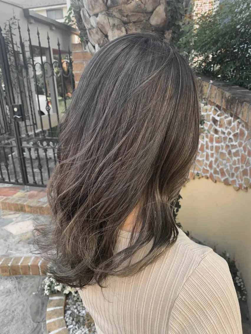 ミディアム カラー 鷺谷 玲奈のヘアスタイル