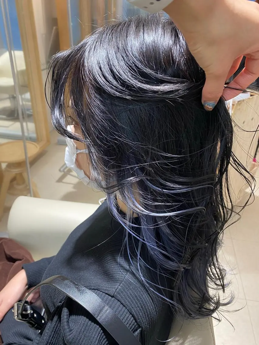 ロング カラー ブルーカラー ハイトーンカラー インナーカラー シルバー 安永 涼のヘアスタイル