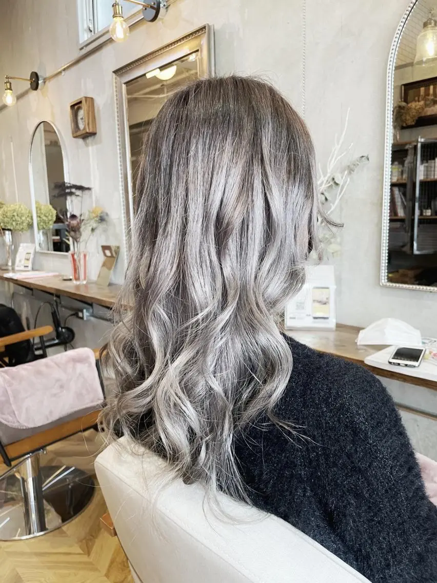 セミロング カラー シールエクステ セミロングパーマ アッシュ ミストバング ブリーチ ヘアカラー エクステ指名No.1 【店長】橘田のヘアスタイル