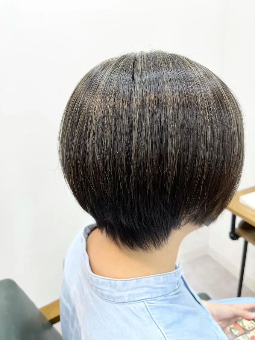ショート カラー ブリーチ ダークグレー ハイライトカラー ハイライト カット ヘアカラー トリートメント 話題の技術✨lore 店長タカハシ　ケントのヘアスタイル