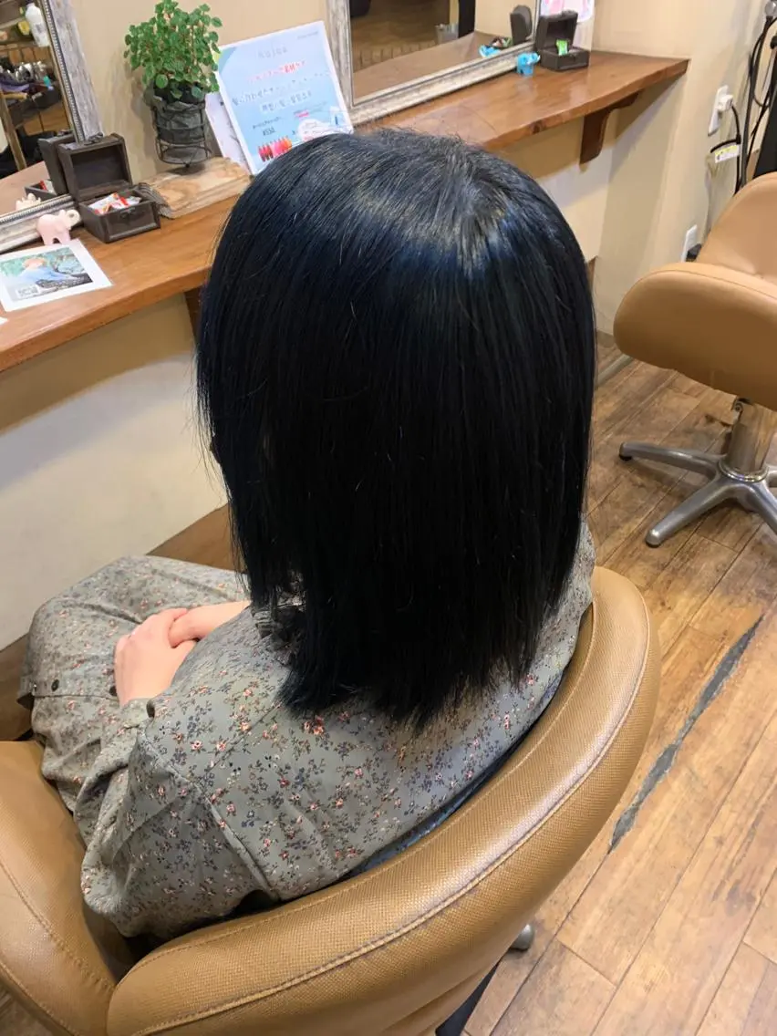 カラー 黒髪 ブルーカラー ブルーブラック 鈴木 未歩のヘアスタイル