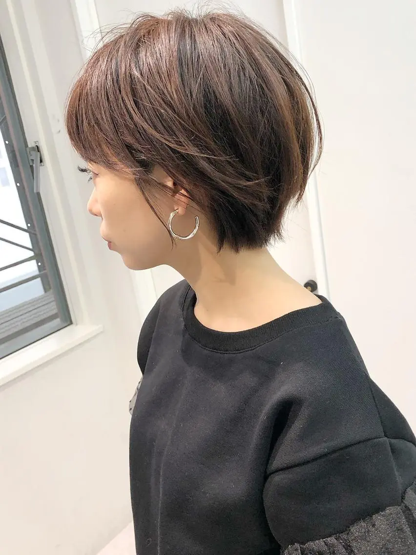 ミディアム コテ巻き風パーマ 韓国風パーマ 無重力のヘアスタイル