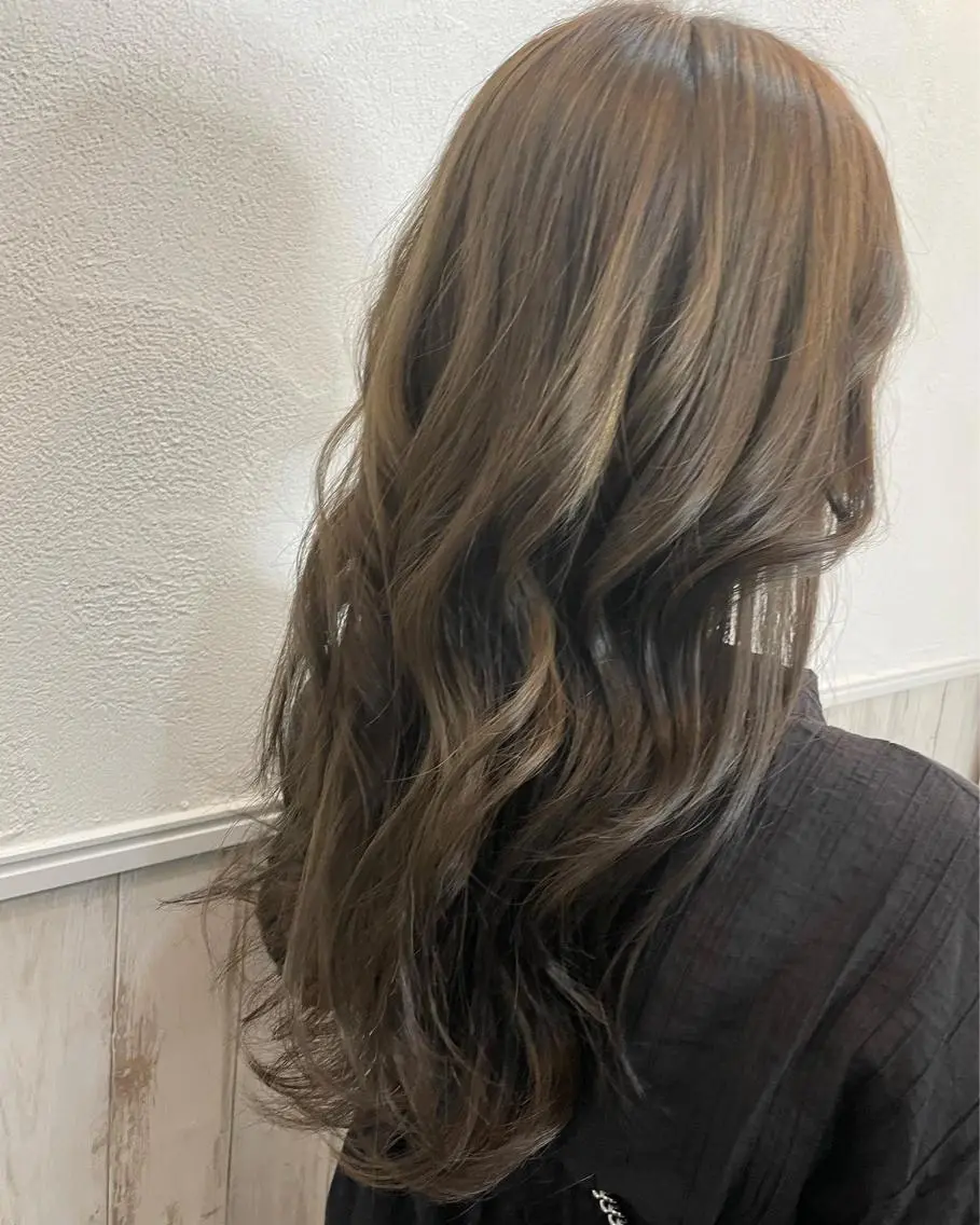 ロング カラー グレージュ オリーブグレージュ オリーブグレー カット ヘアカラー トリートメント 🐆アンドウ チカコ🦓のヘアスタイル