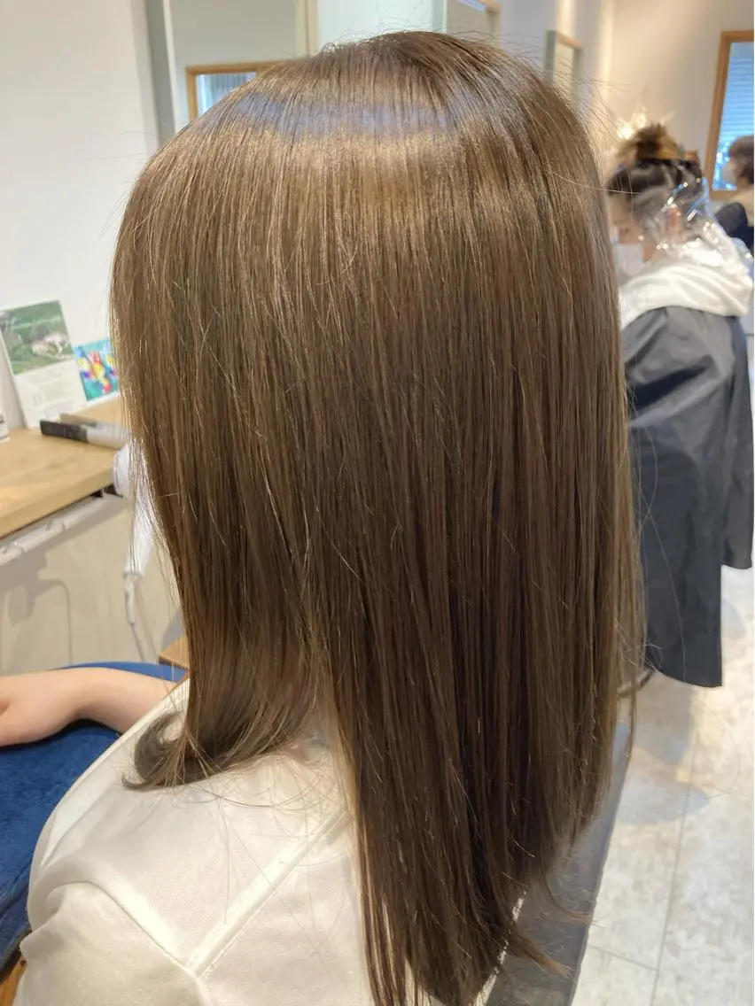ミディアム カラー ブリーチ グレージュ ブリーチなしカラー オリーブグレージュ オリーブグレー ヘアカラー トリートメント 【女性指名No.1】 西口直子のヘアスタイル