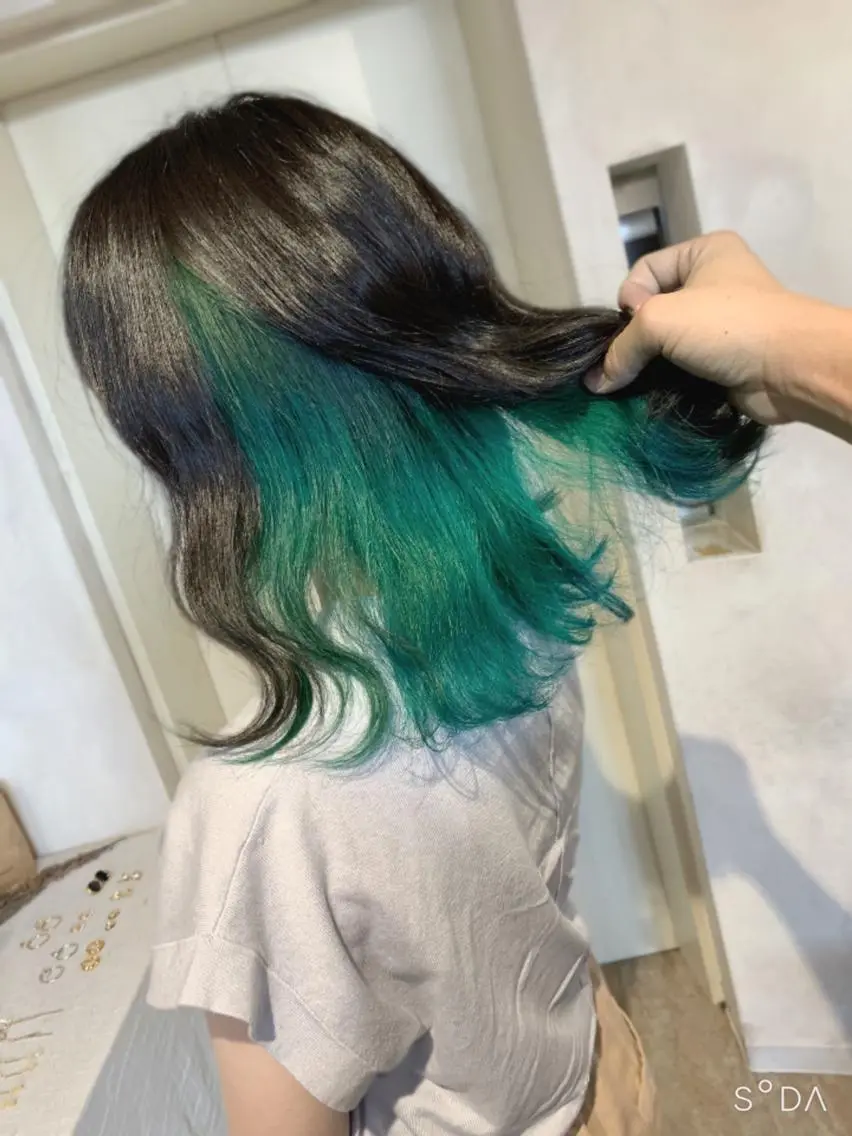 セミロング カラー エメラルドグリーン カット ヘアカラー トリートメント トリートメント /カラー/NAOKIのヘアスタイル