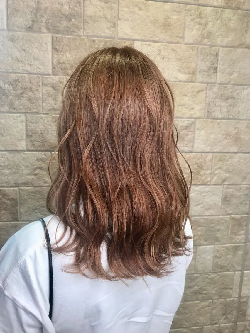 セミロング カラー ブリーチ ブラウンカラー オレンジ オレンジブラウン カット ヘアカラー トリートメント SEA BELLE YASUのヘアスタイル