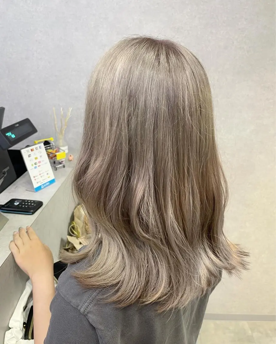 ロング カラー グレージュ 朝倉 海斗のヘアスタイル