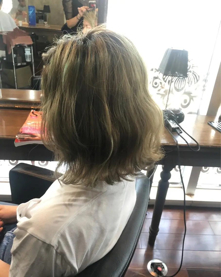ミディアム カラー ヘアアレンジ ダブルカラー ハイライトカラー ハイライト 吉本 yoshimotoのヘアスタイル