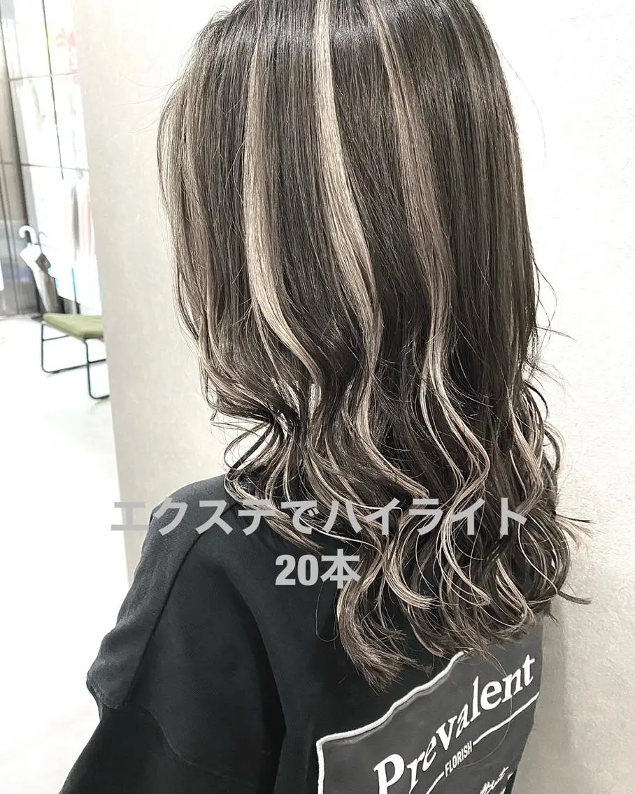 セミロング カラー パーマ ヘアアレンジ シールエクステ アッシュ バレイヤージュ ベージュカラー ブリーチ ハイトーン カラーのヘアスタイル