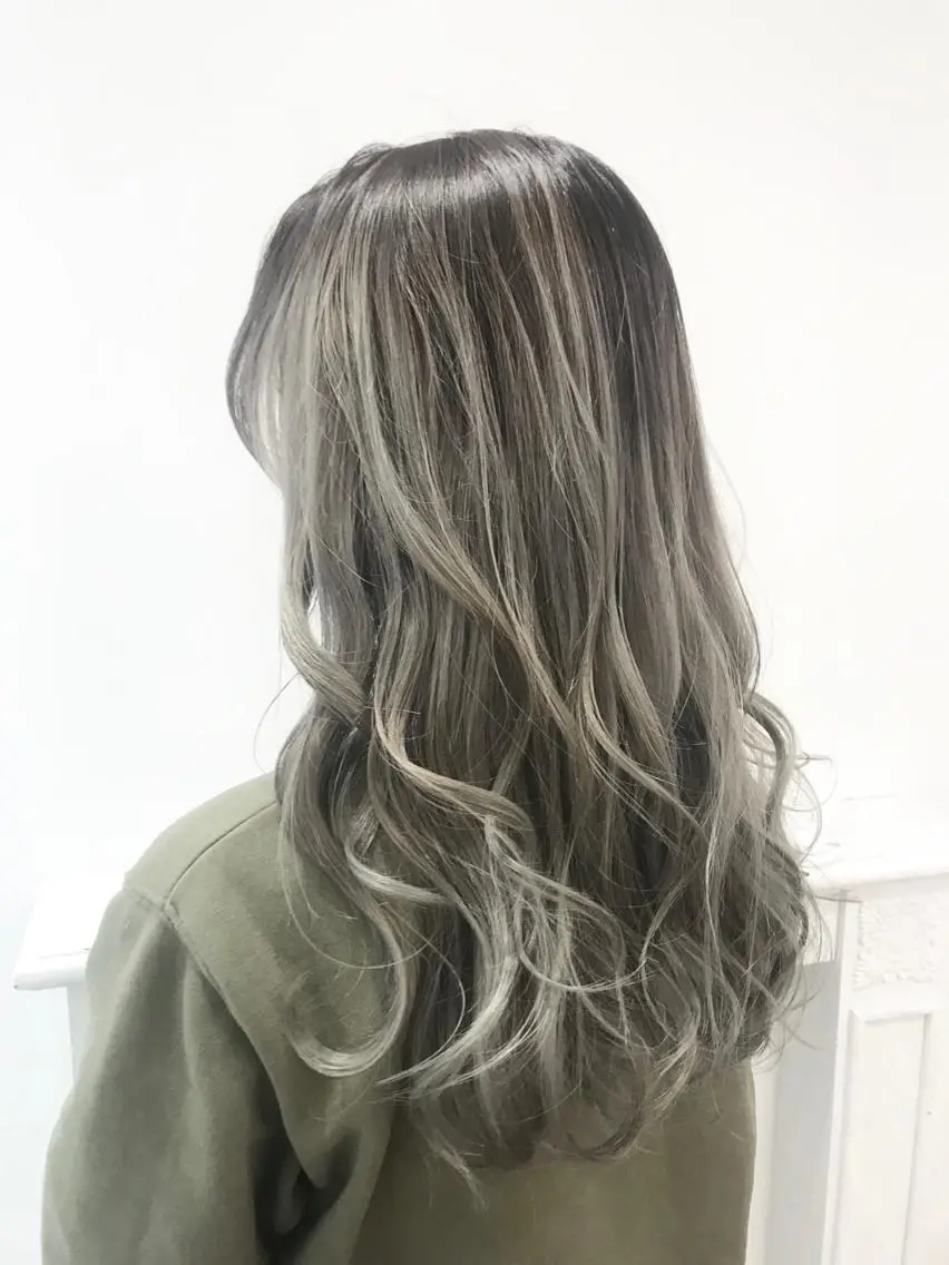 ロング カラー いけだ ひかり ハイライトくびれヘアのヘアスタイル