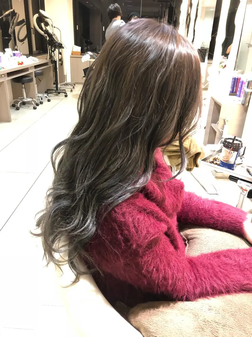 ロング カラー アッシュ ブリーチ ハイライトカラー イルミナカラー シルバー ヘアカラー トリートメント 松佐 ゆかりのヘアスタイル