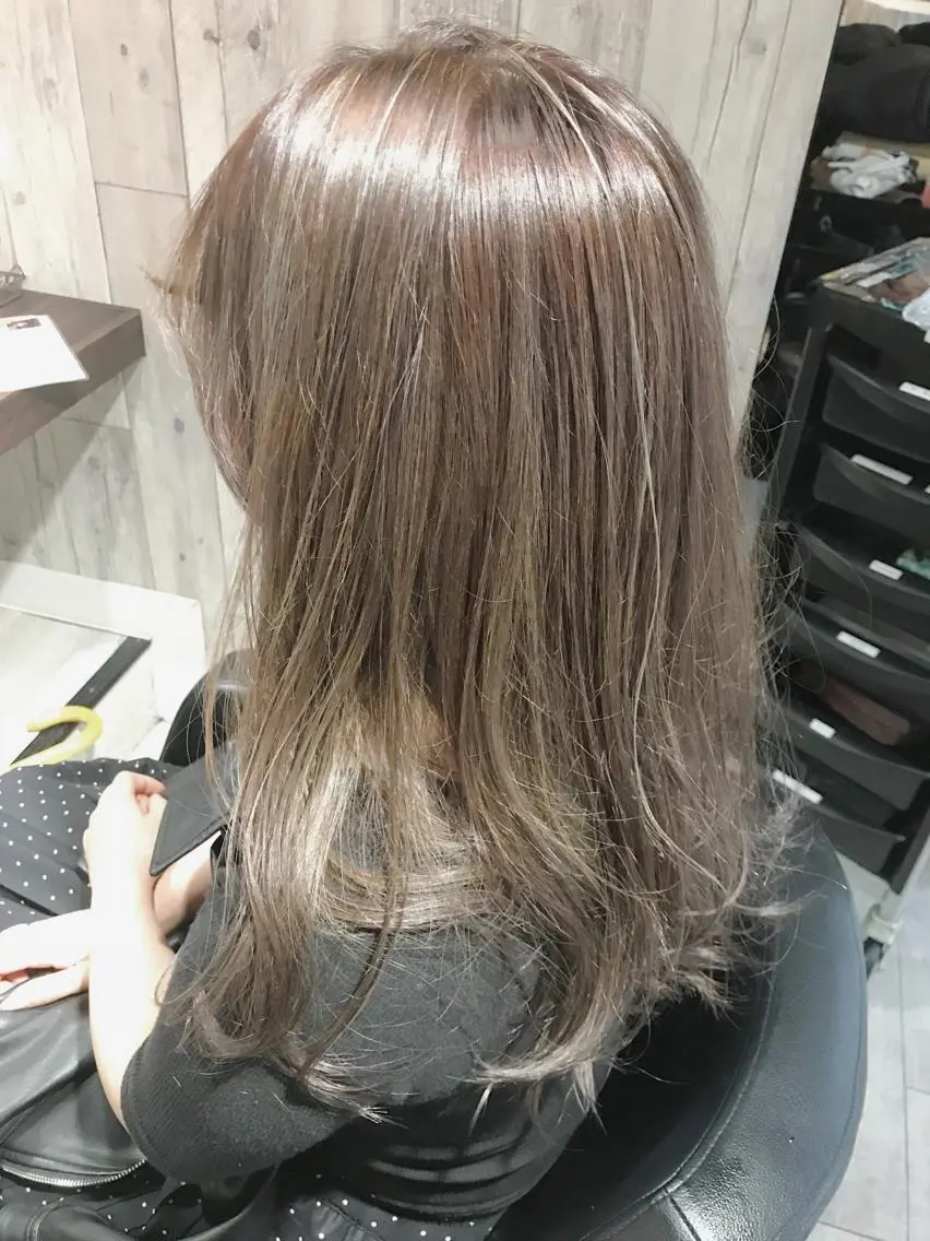 セミロング ハイライト ジャニヲタ美容師 推しカラー中平海帆のヘアスタイル