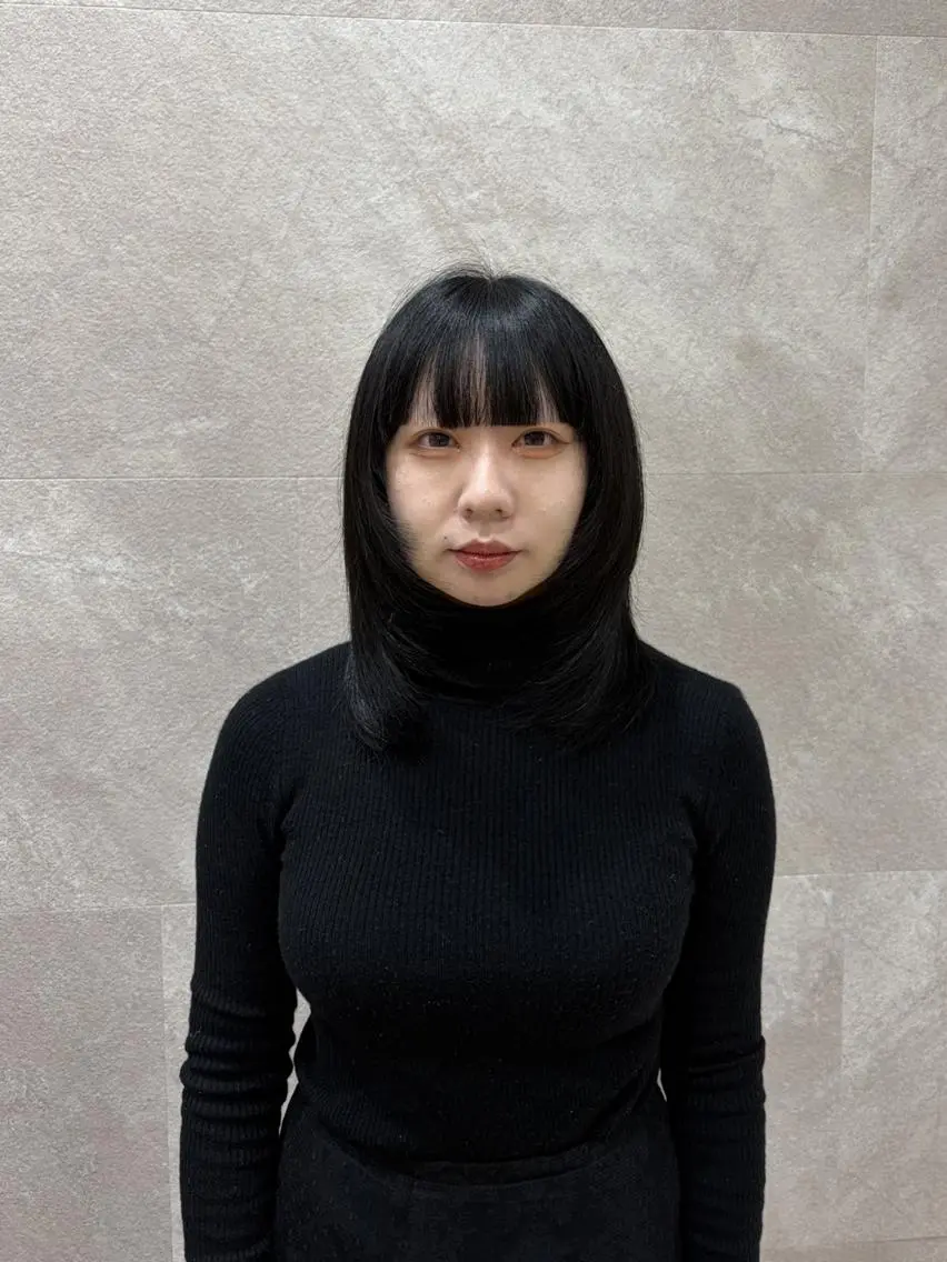 セミロング アッシュ 韓国ヘアケアブリーチ 莉奈のヘアスタイル