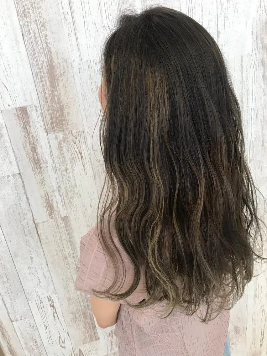 ロング カラー グレージュ ハイライトカラー ハイライト Oopsレイヤー 加藤澄都のヘアスタイル