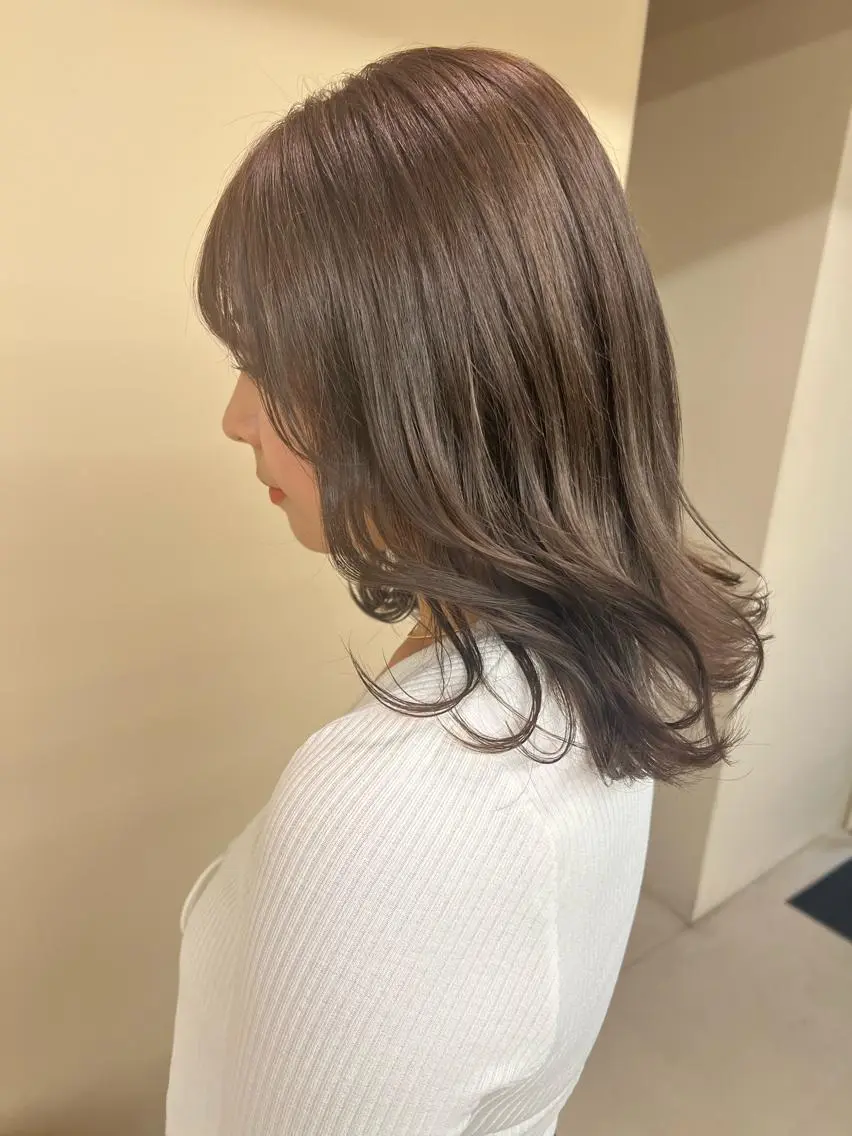 ミディアム カラー グレージュ kento レイヤーカットのヘアスタイル